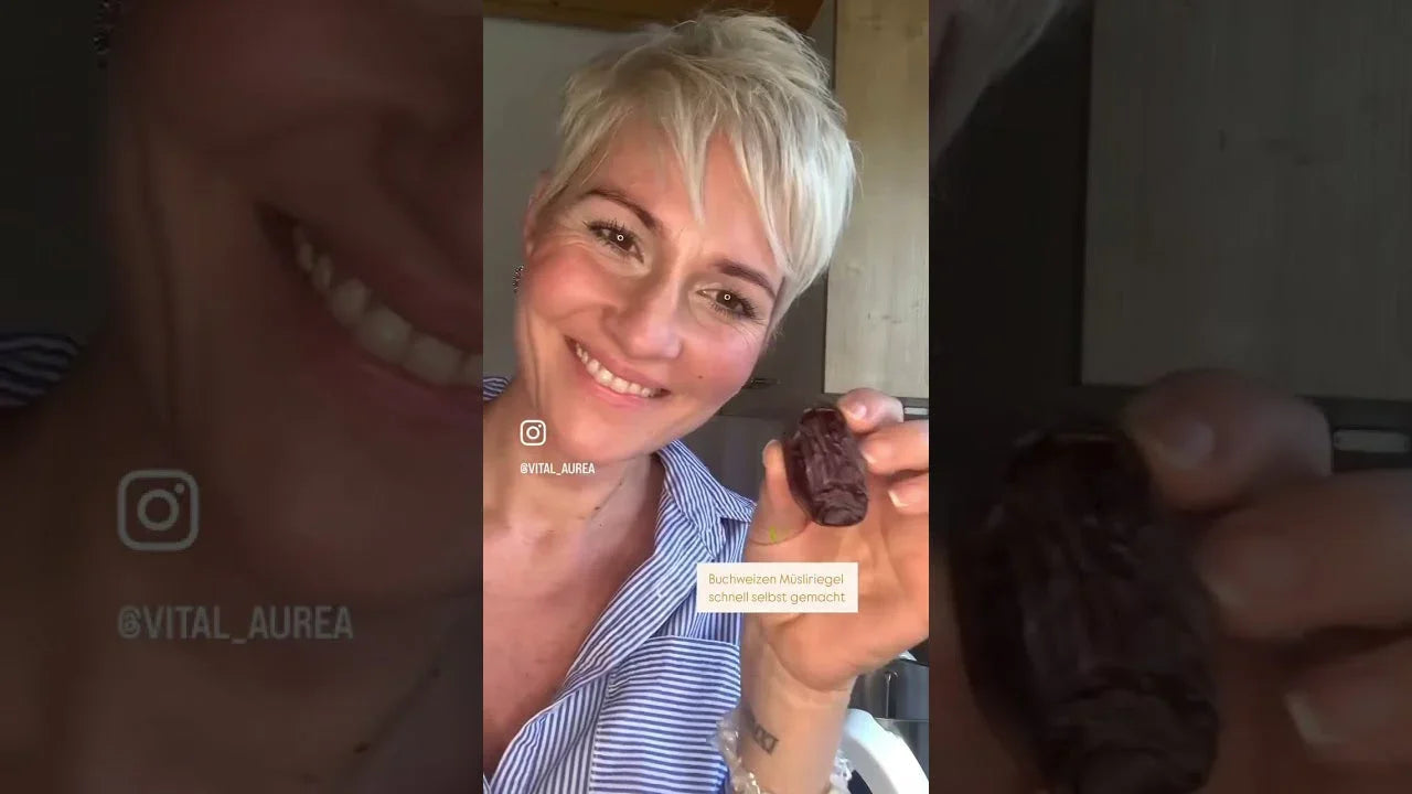Frau mit blondem Kurzhaarschnitt hält selbstgemachten Buchweizen-Müsli-Riegel, gesunde Ernährung