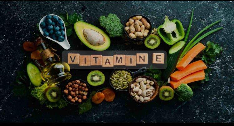 Vitamine aus natürlichen Lebensmitteln wie Avocado, Kiwi, Nüsse und Gemüse für Gesundheit & Fitness